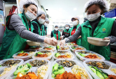 عکسهای جالب,عکسهای جذاب,بسته بندی غذا برای توزیع بین خانواده های محروم در شهر سئول کره جنوبی