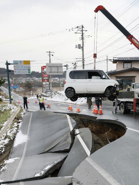 عکسهای جالب,عکسهای جذاب,فرونشست زمین در جاده ای در ژاپن