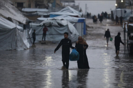عکسهای جالب,عکسهای جذاب,ورود سیلاب به چادرهای اسکان مردم در نوار غزه