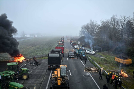 عکسهای جالب,عکسهای جذاب,مسدود کردن جاده از سوی کشاورزان و دامداران معترض فرانسوی