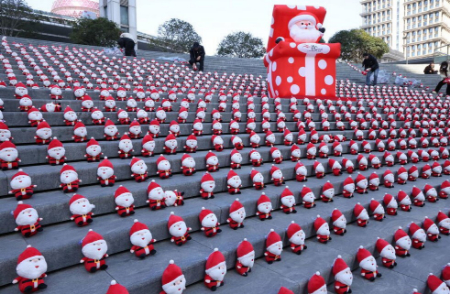 عکسهای جالب,عکسهای جذاب,چیدن 2500 مجسمه بابانوئل زیر برج مروارید شرقی شانگهای