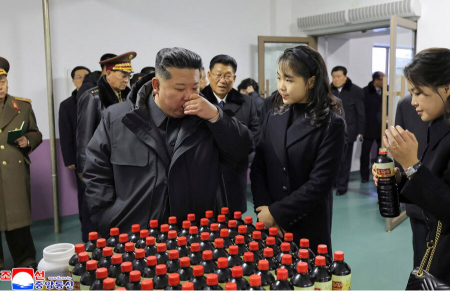 عکسهای جالب,عکسهای جذاب,رهبر کره شمالی به همراه همسر و دخترش در حال بازدید از یک کارخانه مواد غذایی تازه تکمیل شده در حومه پیونگ یانگ