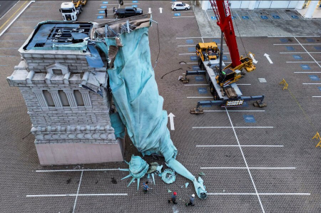 عکسهای جالب,عکسهای جذاب,سرنگونی ماکت مجسمه آزادی در شهر 