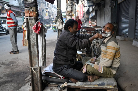 عکسهای جالب,عکسهای جذاب,اصلاح کنار خیابانی در پایتخت هند