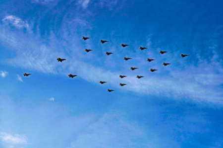 عکسهای جالب,عکسهای جذاب,جت‌های جنگنده در آرایش درخت کریسمس بر فراز شهر کپنهاگ دانمارک پرواز می‌کنند 