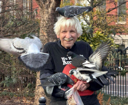 عکسهای جالب,عکسهای جذاب,مردی در حال غذا دادن به کبوترها در نیویورک