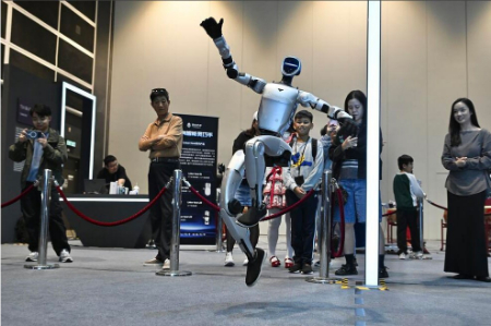 عکسهای جالب,عکسهای جذاب,رقص یک ربات در جشنواره هنر هوش مصنوعی