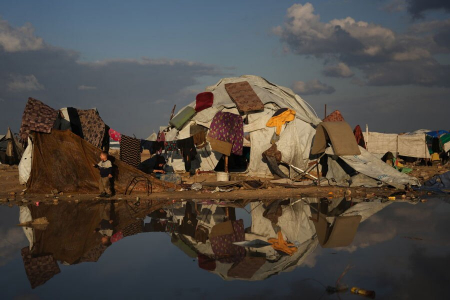 عکسهای جالب,عکسهای جذاب,خشک کردن وسایل خیس شده در باران و سیلاب در غزه