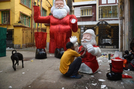 عکسهای جالب,عکسهای جذاب,ساخت مجسمه های بابانوئل برای جشن کریسمس 