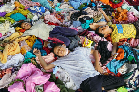 عکسهای جالب,عکسهای جذاب,سیلزدگان اندونزیایی روی لباس های اهدایی به سیلزدگان خوابیده اند.