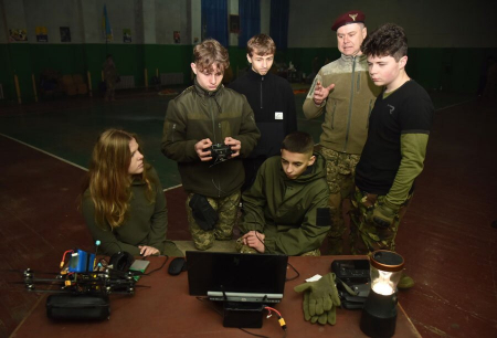 عکسهای جالب,عکسهای جذاب,آموزش امور نظامی از جمله ارتباطات، مهندسی و پرواز پهپادها به نوجوانان اوکراینی