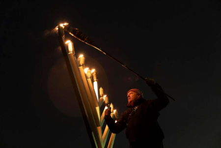 عکسهای جالب,عکسهای جذاب,خاخام یهودی در شهر سیاتل آمریکا در حال روشن کردن یک شمعدانی بزرگ برای آخرین شب جشن 