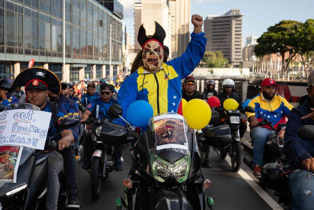 عکسهای جالب,عکسهای جذاب,تظاهرات در پایتخت ونزوئلا علیه دزدی دریایی آمریکا و توقیف نفتکش های ونزوئلا