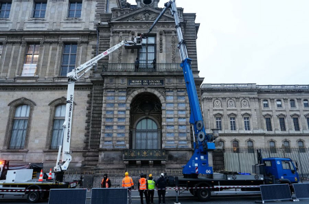 عکسهای جالب,عکسهای جذاب,نصب نرده حفاظتی روی پنجره ای در ساختمان موزه لوور پاریس چند هفته پس از سرقت جواهرات سلطنتی قیمتی از این مجموه فرهنگی