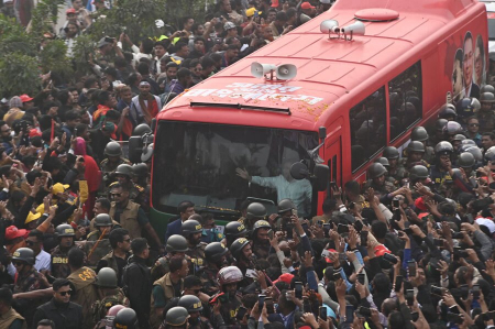 عکسهای جالب,عکسهای جذاب,استقبال هواداران از طارق رحمان