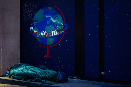 عکسهای جالب,عکسهای جذاب,یک کارتن خواب در سرمای زمستانی روی پیاده‌رو مرکز شهر پاریس خوابیده است.