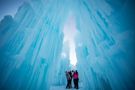 عکسهای جالب,عکسهای جذاب,بازدید گردشگران از قلعه یخی در نیوهمپشایر آمریکا
