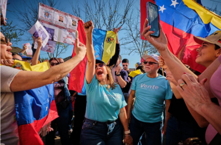 عکسهای جالب,عکسهای جذاب,شادمانی مخالفان حکومت ونزوئلا در پی ربایش مادورو 