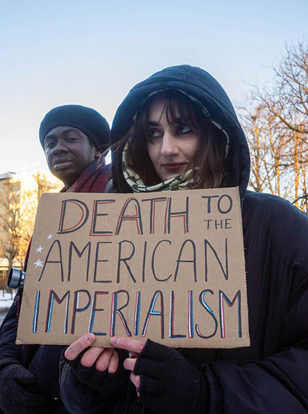 عکسهای جالب,عکسهای جذاب,تظاهرات در مقابل سفارت آمریکا در شهر ورشو لهستان