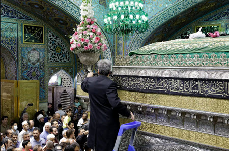 نصب پرچم مشکی در حرم برای محرم نصب پرچم مشکی در حرم برای محرم