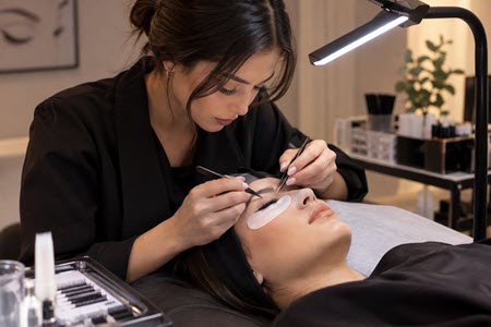 بهترین چسب های مژه بدون حساسیت و کمگاز بهترین چسب های مژه بدون حساسیت و کمگاز