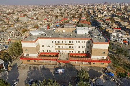 نمای ساختمان بیمارستان امید ارومیه و محوطه اطراف آن
