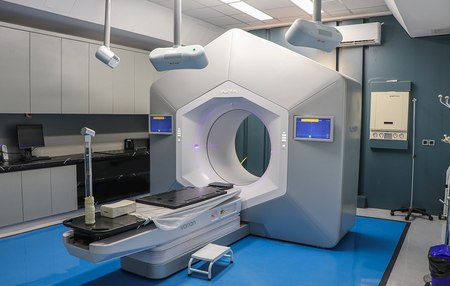 دستگاه پرتودرمانی در مرکز امید با کاربرد درمانی متفاوت از MRI