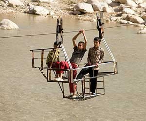 نماینده کهگیلویه: زدن پل برای روستای گاودانه 10 میلیارد تومان هزینه دارد/ مردم را منتقل کنید
