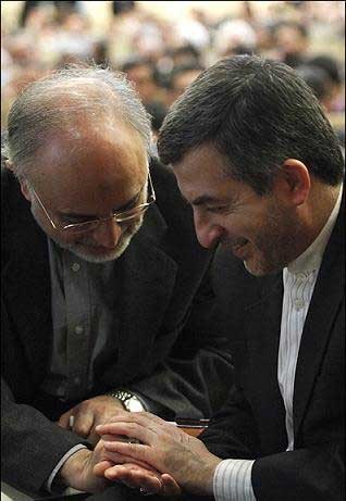 دست سرپرست وزارت خارجه در دستان مشایی- عکس