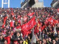 حضور هواداران با تراكتور در ورزشگاه پنديك