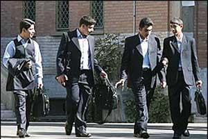 تغییر هرساله لباس فرم؛ارمغان مهرماه برای خانواده های تنگدست  