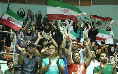 زنان به ورزشگاه آمدند و زلزله ای نیامد