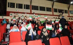 تصویری از حضور بانوان ایرانی در ورزشگاه منامه