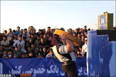 قوی ترین مردان ایران,قوی ترین مردان ایران91,عکس قوی ترین مردان ایران,مسابقه قوی ترین مردان ایران,قوی ترین مردان ایران در کیش,درگیری در مسابقه قوی ترین مردان ایرا 