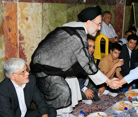 مراسم افطار , عکس یادگاری با خاتمی 