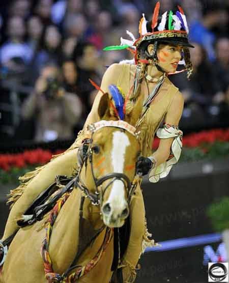 پرش با اسب شاهزاده خانم فرانسوي با لباس سرخپوستان 
