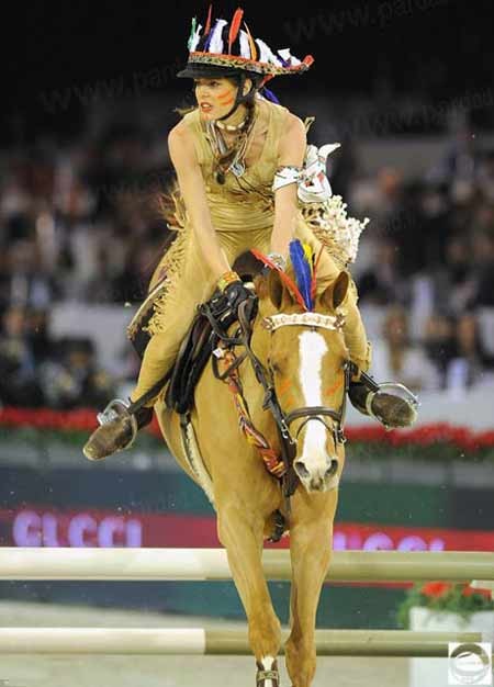 پرش با اسب شاهزاده خانم فرانسوي با لباس سرخپوستان 