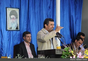 احمدی‌نژاد در جمع مردم شاهرود