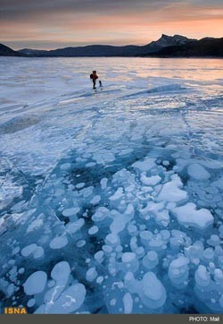 تصاویر دیدنی از حباب های دریاچه متان