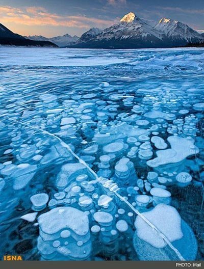 تصاویر دیدنی از حباب های دریاچه متان
