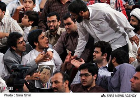 درگیری‌ سرعکس چاوز در مراسم تجلیل از احمدی‌نژاد