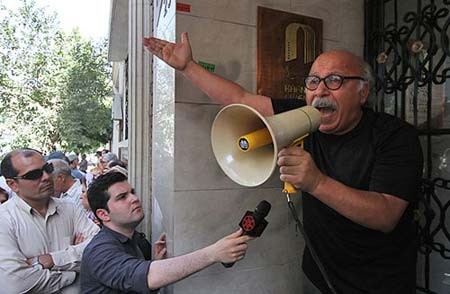 پلمپ خانه‌سینما,تصاویرپلمپ خانه‌سینما,سخنرانی داوودنژاد جلو خانه سینما
