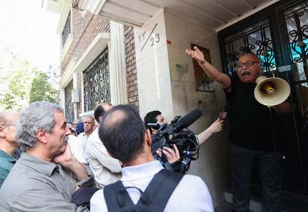 پلمپ خانه‌سینما,تصاویرپلمپ خانه‌سینما,سخنرانی داوودنژاد جلو خانه سینما