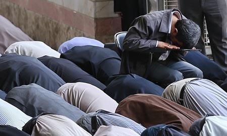 احمدی نژاد در روز قدس نماز نشسته احمدی نژاد در روز قدس
