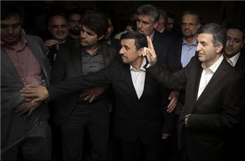 مراسم تحلیف حسن روحانی,عدم دعوت از مشایی در مراسم تحلیف روحانی
