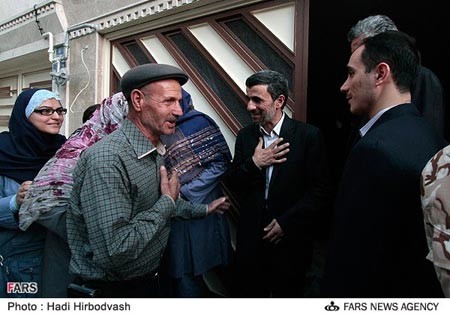 استقبال اهالی نارمک از محمود احمدی‌نژاد
