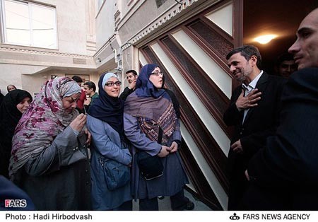 استقبال اهالی نارمک از محمود احمدی‌نژاد