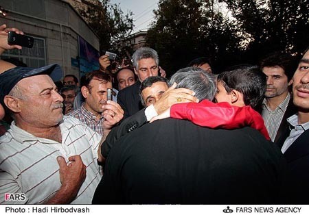 استقبال اهالی نارمک از محمود احمدی‌نژاد