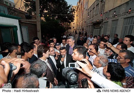 استقبال اهالی نارمک از محمود احمدی‌نژاد