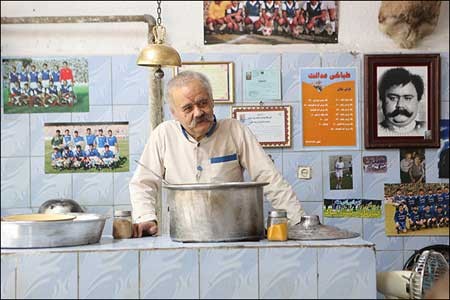اکبر عبدی مشغول طباخی